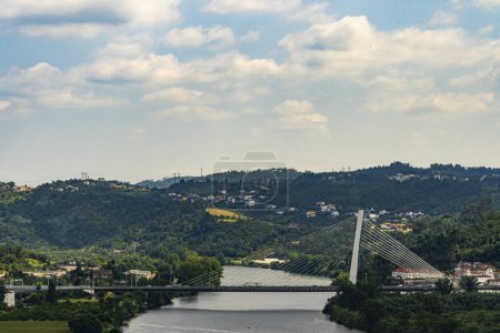 Foto de Paisaje de la ciudad de Coimbra en verano con el río Mondego y los árboles circundantes bajo un cielo despejado. Fondo de paisaje y fondo de pantalla. - Imagen libre de derechos