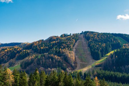 Eine Skipiste am Semmering, Österreich, im Spätwinter. Landschaft Hintergrund und Tapete.