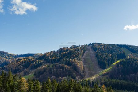 Eine Skipiste am Semmering, Österreich, im Spätwinter. Landschaft Hintergrund und Tapete.