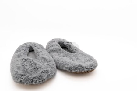 Flauschige graue Hausschuhe isoliert auf weißem Hintergrund. Bettschuhe Zubehör Schuhe.