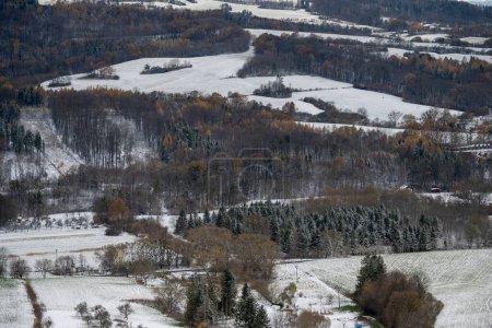 Paisaje cubierto de nieve, hermosa naturaleza en la República Checa, tierras altas checas, montañas cubiertas de nieve