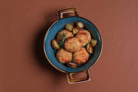 Téléchargez les photos : Gâteaux de poisson avec un brin de romarin sur une table beige pur - en image libre de droit