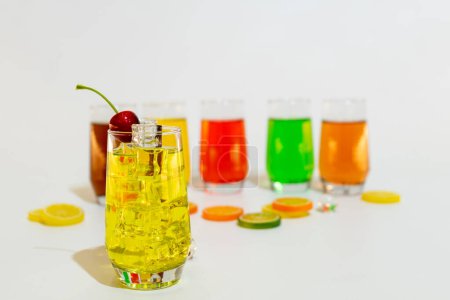 Foto de Coloridas gafas de jarabe son una forma divertida y única de disfrutar de sus bebidas favoritas - Imagen libre de derechos