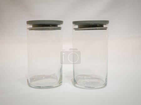 Téléchargez les photos : Grey-Lidded Jars est une solution de rangement moderne et minimaliste qui combine fonctionnalité et style. Ces bocaux sont fabriqués à partir de matériaux de haute qualité, et leur couleur gris neutre leur permet de se fondre parfaitement. - en image libre de droit