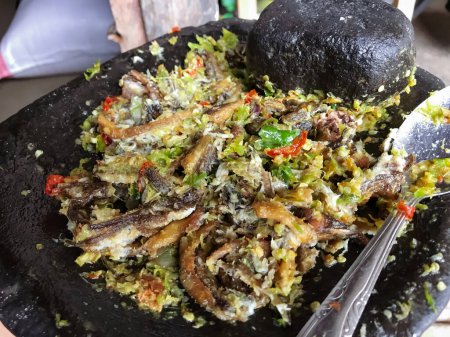 Téléchargez les photos : L'anguille frite à l'oignon Chili Sauce est un délicieux plat indonésien qui combine l'anguille frite croustillante avec une sauce chili oignon épicée et salée. - en image libre de droit