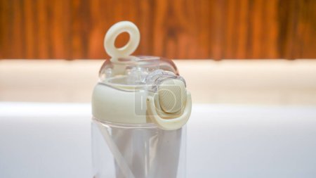 Foto de Esta es una breve descripción de una botella de agua blanca destinada a niños en edad escolar.. - Imagen libre de derechos