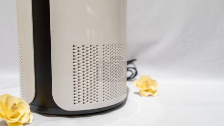 Foto de El purificador de aire blanco y negro es un potente dispositivo diseñado para proporcionarle un aire más limpio y fresco.. - Imagen libre de derechos