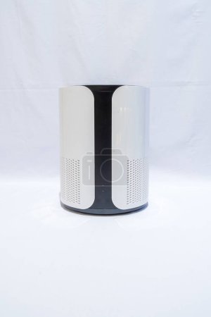 El purificador de aire blanco y negro es un potente dispositivo diseñado para proporcionarle un aire más limpio y fresco..