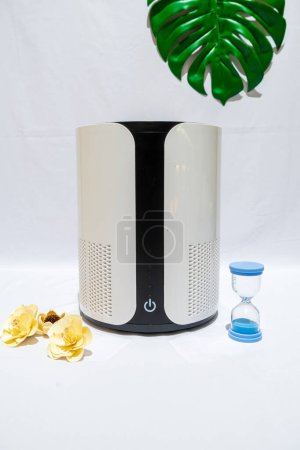 Foto de El purificador de aire blanco y negro es un potente dispositivo diseñado para proporcionarle un aire más limpio y fresco.. - Imagen libre de derechos
