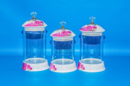 Téléchargez les photos : Le pot en verre avec couvercle en céramique et motif floral rose est une solution de rangement belle et pratique pour votre cuisine ou votre maison. - en image libre de droit