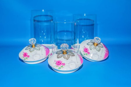 Téléchargez les photos : Le pot en verre avec couvercle en céramique et motif floral rose est une solution de rangement belle et pratique pour votre cuisine ou votre maison. - en image libre de droit