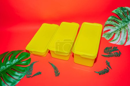 Téléchargez les photos : Les bocaux en plastique jaune de différentes tailles offrent des solutions de stockage polyvalentes pour vos besoins. - en image libre de droit