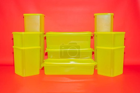 Téléchargez les photos : Les bocaux en plastique jaune de différentes tailles offrent des solutions de stockage polyvalentes pour vos besoins. - en image libre de droit