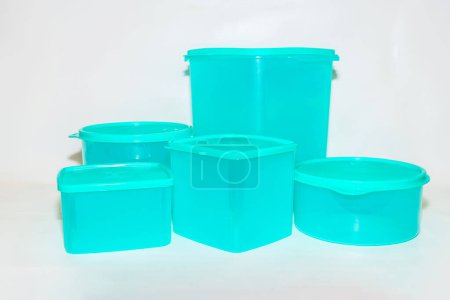 Téléchargez les photos : Le pot en plastique bleu dans différentes tailles est une solution de rangement polyvalente pour vos besoins de cuisine ou d'organisation à domicile - en image libre de droit