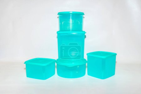 Téléchargez les photos : Le pot en plastique bleu dans différentes tailles est une solution de rangement polyvalente pour vos besoins de cuisine ou d'organisation à domicile - en image libre de droit