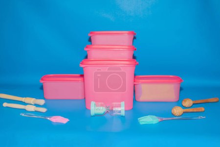 Téléchargez les photos : Le pot en plastique rose dans différentes tailles est la solution de stockage parfaite pour tous vos besoins - en image libre de droit