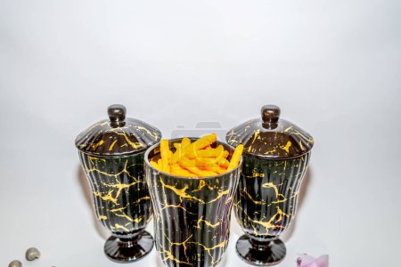 Téléchargez les photos : L'ensemble de trois bocaux en céramique noire avec motifs dorés est un ajout étonnant à votre décor à la maison. - en image libre de droit