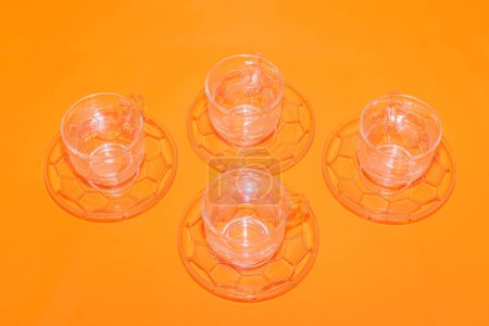 Téléchargez les photos : Le gobelet en verre transparent est une incarnation parfaite de l'élégance transparente. - en image libre de droit