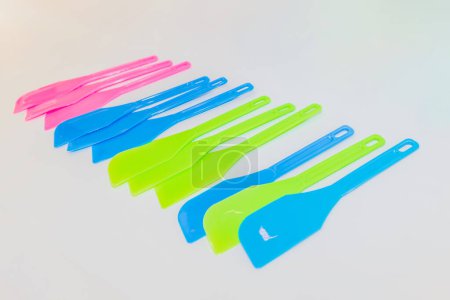 Téléchargez les photos : L'ensemble de spatules en plastique coloré comprend des spatules dans des tons vibrants de rose, bleu et vert, ce qui en fait un ajout délicieux à vos outils de cuisine. - en image libre de droit