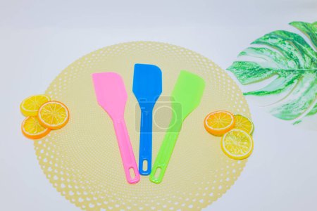 Téléchargez les photos : L'ensemble de spatules en plastique coloré comprend des spatules dans des tons vibrants de rose, bleu et vert, ce qui en fait un ajout délicieux à vos outils de cuisine. - en image libre de droit