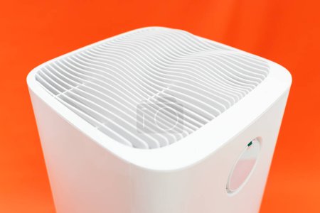 Foto de El purificador de aire blanco es una solución innovadora y eficiente para garantizar un aire interior limpio y fresco. - Imagen libre de derechos