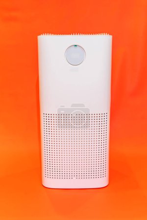 Foto de El purificador de aire blanco es una solución innovadora y eficiente para garantizar un aire interior limpio y fresco. - Imagen libre de derechos