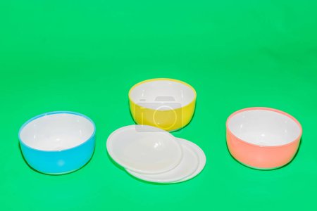 Foto de El Secure Tapa Food Bowl es una solución versátil y práctica para almacenar y transportar sus comidas. - Imagen libre de derechos