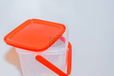 Téléchargez les photos : Le conteneur en plastique à cylindre polyvalent avec couvercle sécurisé est la solution de rangement polyvalente ultime pour votre maison - en image libre de droit