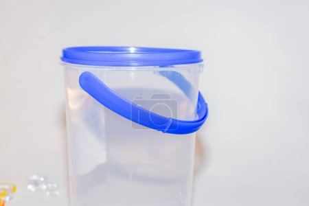 Téléchargez les photos : Le conteneur à cylindre en plastique bleu polyvalent avec couvercle est une solution de rangement pratique et fonctionnelle pour vos besoins quotidiens - en image libre de droit