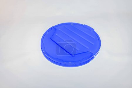 Foto de El contenedor de cilindro de plástico azul versátil con tapa es una solución de almacenamiento práctica y funcional para sus necesidades diarias.. - Imagen libre de derechos
