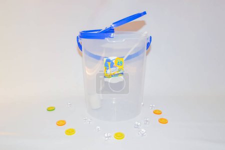 Foto de El contenedor de cilindro de plástico azul versátil con tapa es una solución de almacenamiento práctica y funcional para sus necesidades diarias.. - Imagen libre de derechos