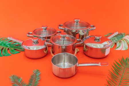 Foto de La olla de sopa de cocina ofrece una solución de cocina versátil y confiable para preparar deliciosas sopas.. - Imagen libre de derechos