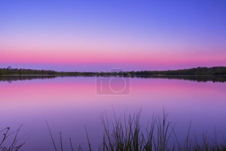Cielo sereno de pastel y fondo del lago Una hermosa mezcla de tranquilidad