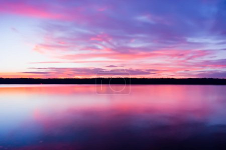 Foto de Cielo sereno de pastel y fondo del lago Una hermosa mezcla de tranquilidad - Imagen libre de derechos