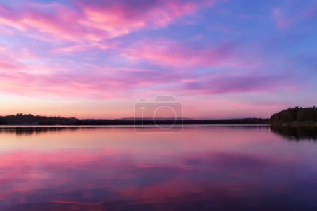 Cielo sereno de pastel y fondo del lago Una hermosa mezcla de tranquilidad