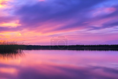 Foto de Cielo sereno de pastel y fondo del lago Una hermosa mezcla de tranquilidad - Imagen libre de derechos