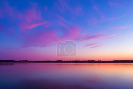 Téléchargez les photos : Ciel pastel serein et fond de lac Un beau mélange de tranquillité - en image libre de droit