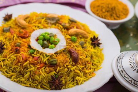 Téléchargez les photos : Plat de riz du Moyen-Orient exquis Un mélange savoureux d'épices et d'arômes - en image libre de droit