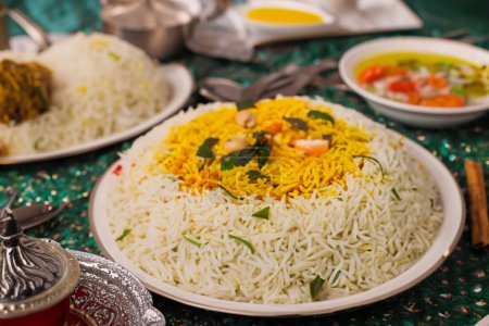 Téléchargez les photos : Plat de riz du Moyen-Orient exquis Un mélange savoureux d'épices et d'arômes - en image libre de droit