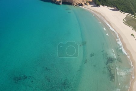 Téléchargez les photos : Aerial Serenity: Beautiful Beach Sand from Above - en image libre de droit