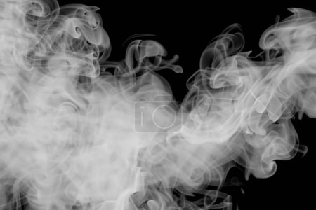 Téléchargez les photos : Fumée sur fond noir - en image libre de droit