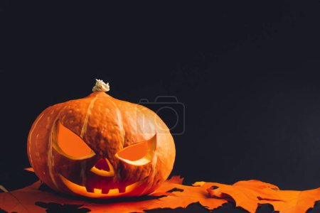 Foto de Cabeza de calabaza de halloween con jack o linterna y calabaza. - Imagen libre de derechos