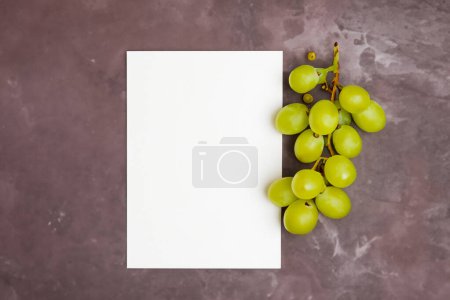 Tarjeta y papel blanco Mockup armonizado con fruta fresca, la elaboración de una sinfonía visual de diseño ingenioso y delicia culinaria, donde ingredientes saludables se fusionan en una fiesta de imágenes vibrantes
