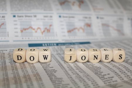 Téléchargez les photos : Lettrage Dow Jones sur le journal - en image libre de droit