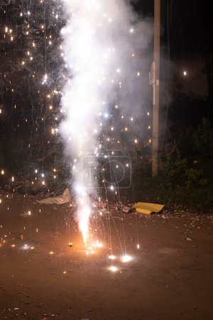 Téléchargez les photos : Joyeux Diwali. Explosion de bombe pendant la fête de Diwali. - en image libre de droit