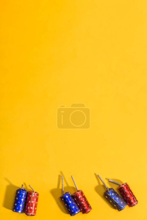 Téléchargez les photos : Festival Diwali bombe pétard traditionnelle indienne sur fond jaune. Heureux Diwali. - en image libre de droit