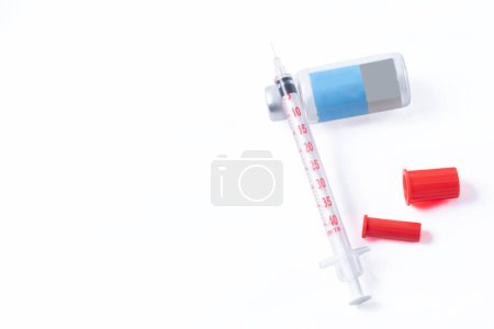 Téléchargez les photos : Flacons médicaux injectables avec une seringue sur fond blanc. espace de copie. - en image libre de droit
