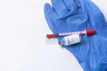 Téléchargez les photos : Vaccin et seringue sur fond blanc avec gants bleus. - en image libre de droit