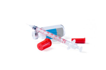 Téléchargez les photos : Flacons médicaux injectables avec une seringue sur fond blanc. Concept de vaccination - en image libre de droit