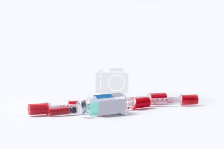 Téléchargez les photos : Flacons et seringues médicaux sur fond blanc. - en image libre de droit